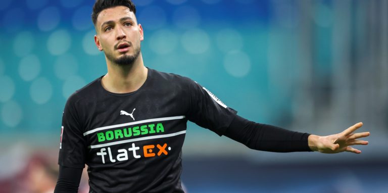 Gladbachs Ramy Bensebaini zeigt nach links.