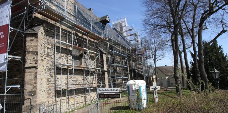 Vor allem an der Südseite von St. Viktor muss neben dem Dach auch die Fassade erneuert werden.