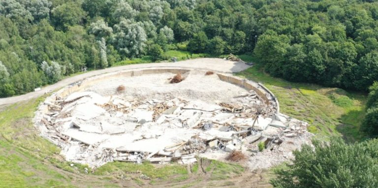 Bei dem Wald direkt neben dem ehemaligen Kühlturm (hier ein Archivbild) handelt es sich um die sogenannte Bischoffsdeponie. Ende 2021 war es noch offen, jetzt steht fest: Der Wald soll verschwinden.