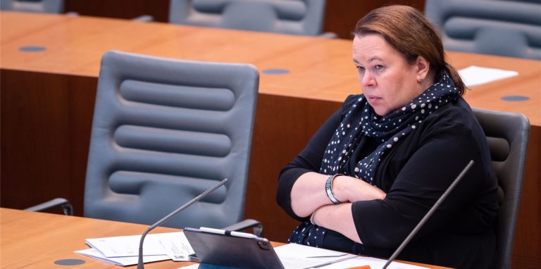 Ursula Heinen-Esser (CDU), ehemalige Umweltministerin von Nordrhein-Westfalen, sitzt im Landtag auf der Regierungsbank.