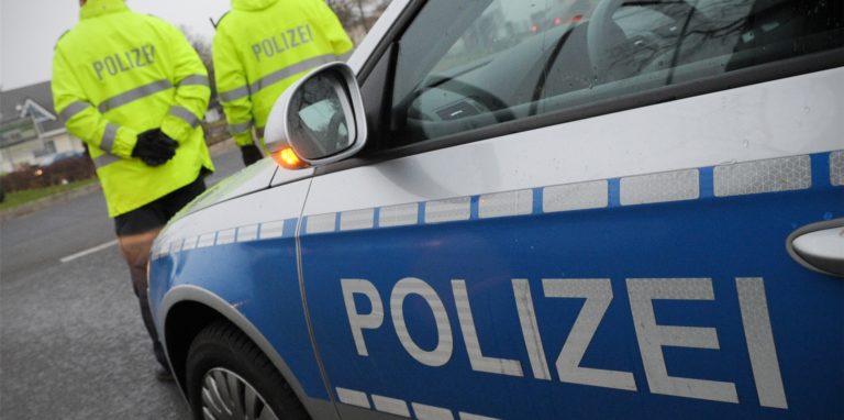 Die Polizei richtete in Menden eine Sperrung des Verkehrs ein (Symbolbild).