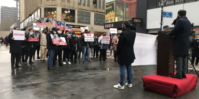 Eine Demonstration der Furkan-Gemeinschaft auf dem Platz von Netanya am Westenhellweg am 22.1.2022.