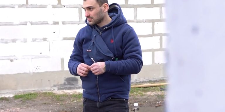 Der Ukrainer Gerbert Fagradyan steht im Garten seiner Dadscha, rund 30 Kilometer von Kiew entfernt, nachdem die russischen Soldaten wieder abgezogen waren.