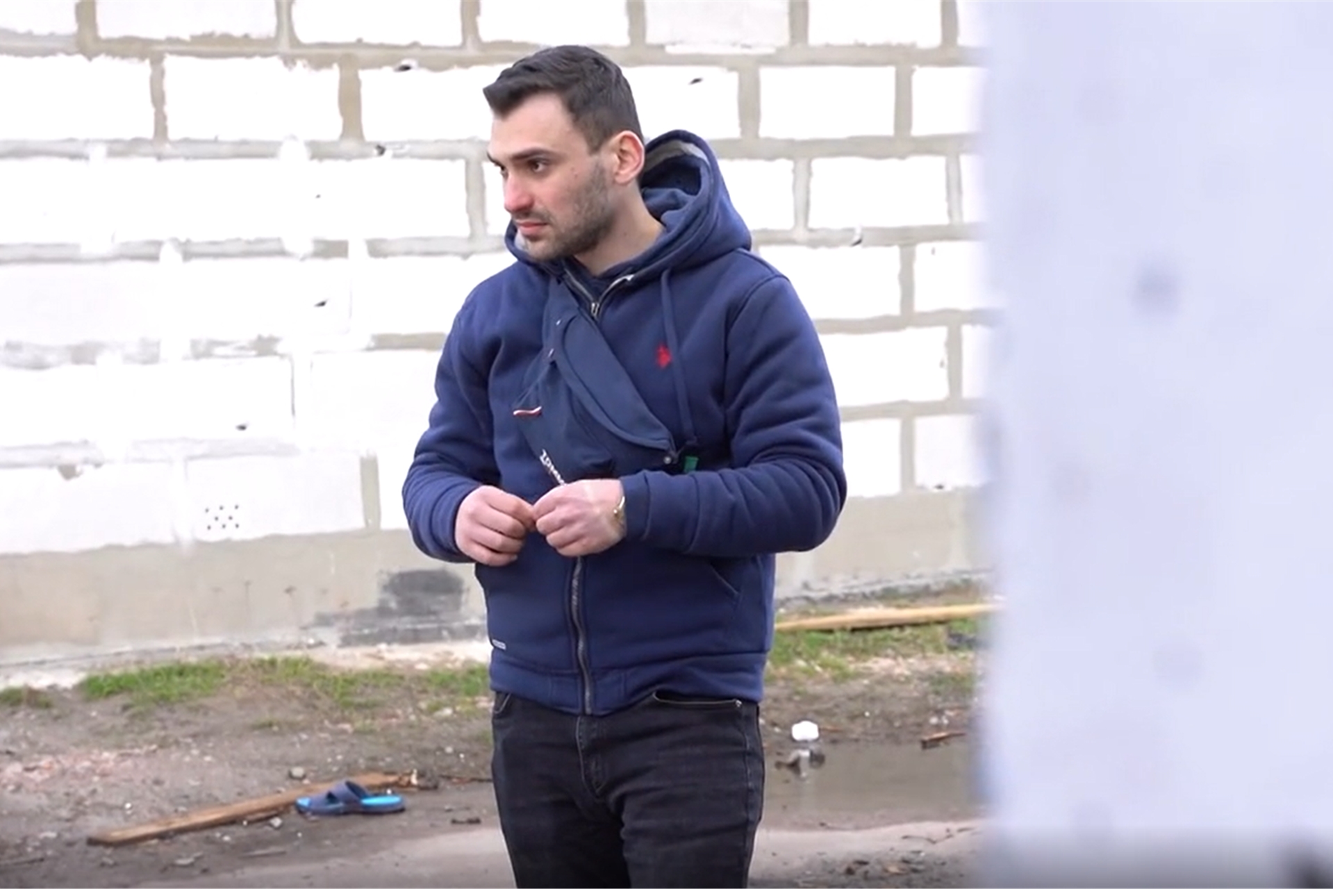 Der Ukrainer Gerbert Fagradyan steht im Garten seiner Dadscha, rund 30 Kilometer von Kiew entfernt, nachdem die russischen Soldaten wieder abgezogen waren.