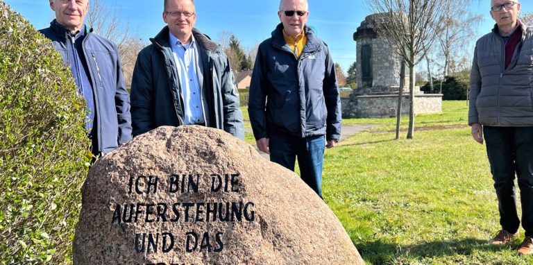 Friedrich-Wilhelm Reichenbach, Pfarrer Jochen Müller, Werner Kooymans und Joachim Hosang werden demnächst Führungen über den Friedhof in Dellwig anbieten. Im Fokus dabei: die christlichen Symbole.
