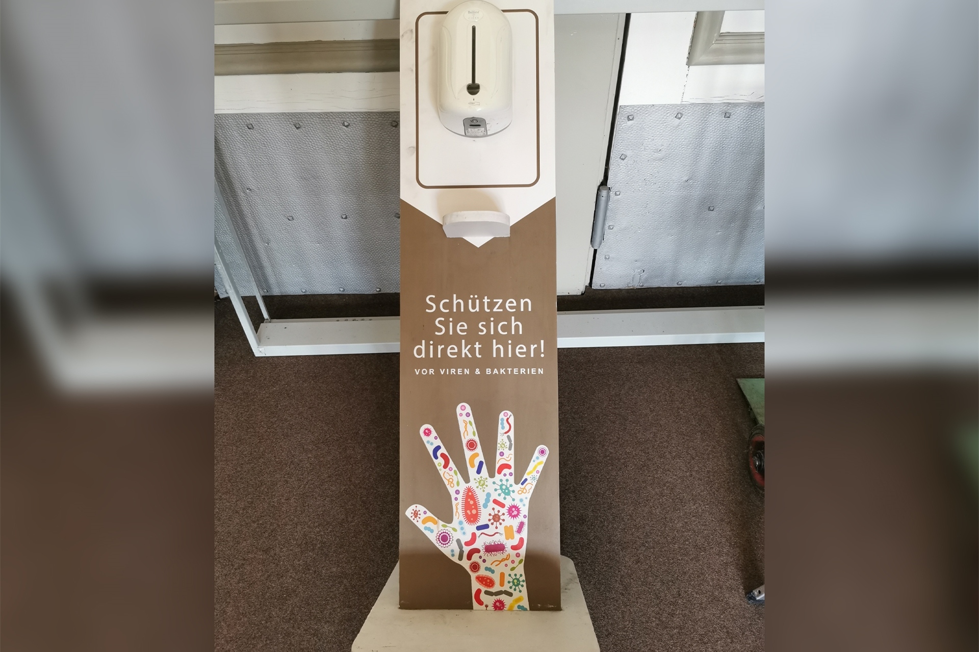 Dieser Desinfektionsmittelspender soll von einem Werner geklaut worden sein.