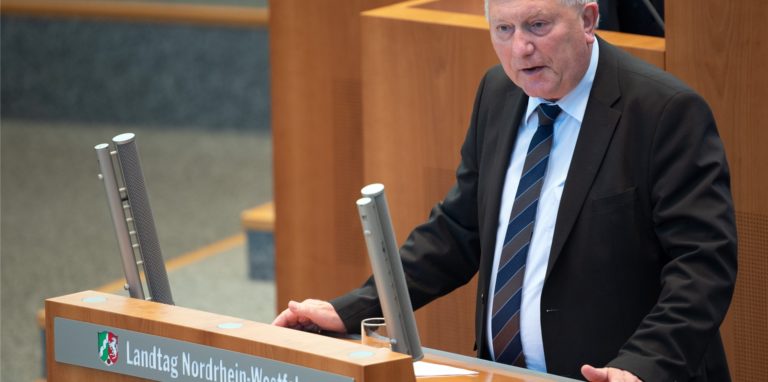 Helmut Seifen, hier bei einer Rede im Landtag von NRW, kann bei der kommenden Landtagswahl nicht antreten: Seine Wahlunterlagen waren fehlerhaft. Einsehen möchte er das nicht.