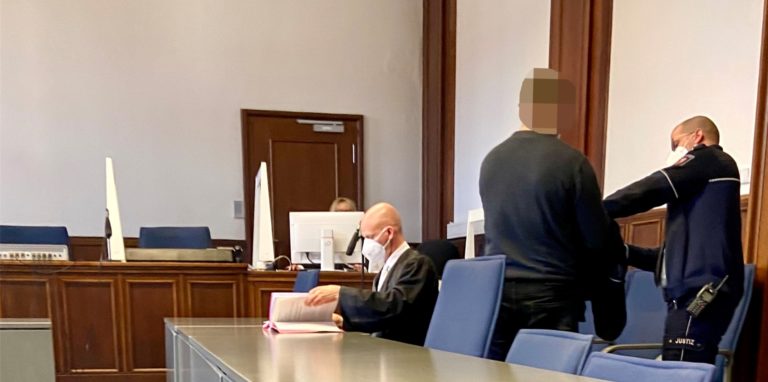 Der Angeklagte soll das Badezimmer seiner Freundin angezündet haben.