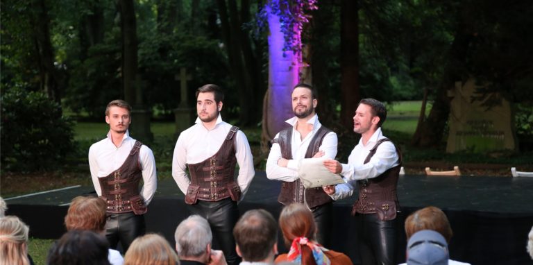 Die Open-Air-Produktion des Narrenschiffs auf dem Westfriedhof ist inzwischen ein fest etablierter (und schnell ausverkaufter) Bestandteil der Summertime-Reihe in Unna. Das Alternativtheater widmet sich dabei gerne sehr klassischen Vorlagen. Diesmal gibt es Shakespeares „Sommernachtstraum“.