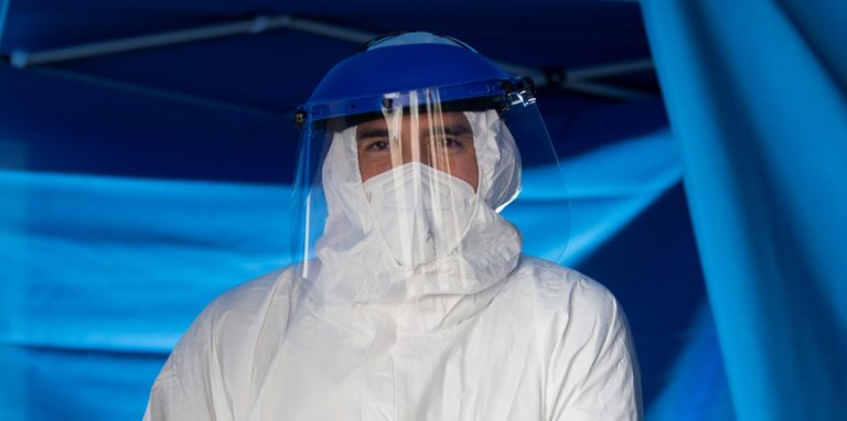 Testperson am Coronatest