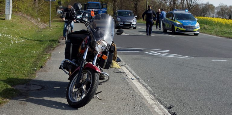 Unfall zwischen Kamen und Unna: An der Werver Mark beziehungsweise Hammer Straße sind am Dienstag (12. April) ein Auto und dieses Motorrad zusammengestoßen.