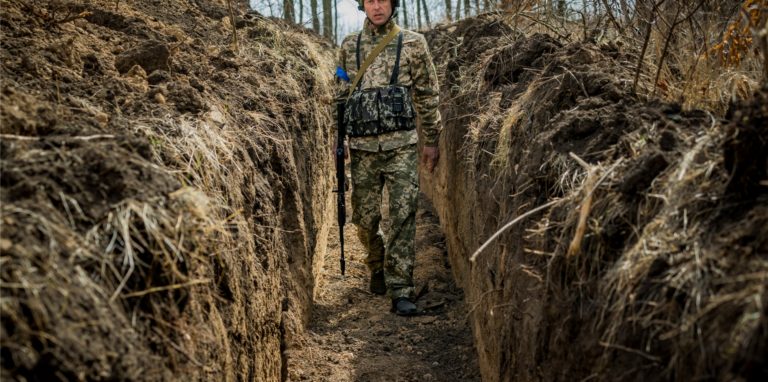 Ein ukrainischer Soldat steht in einem Schützengraben im Osten der Ukraine.