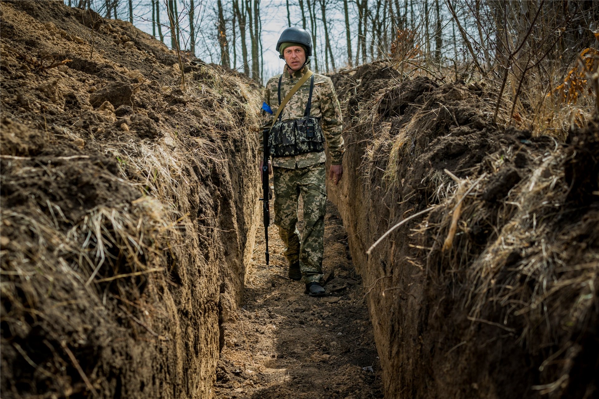 Ein ukrainischer Soldat steht in einem Schützengraben im Osten der Ukraine.