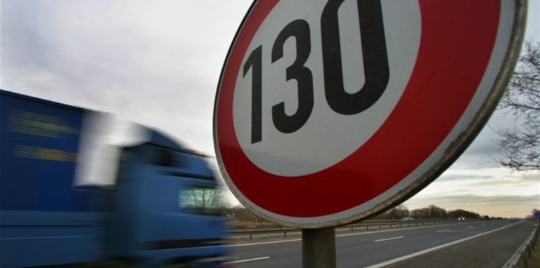 Ein LKW fährt auf einer Autobahn an einem 130er-Tempo-Schild vorbei.