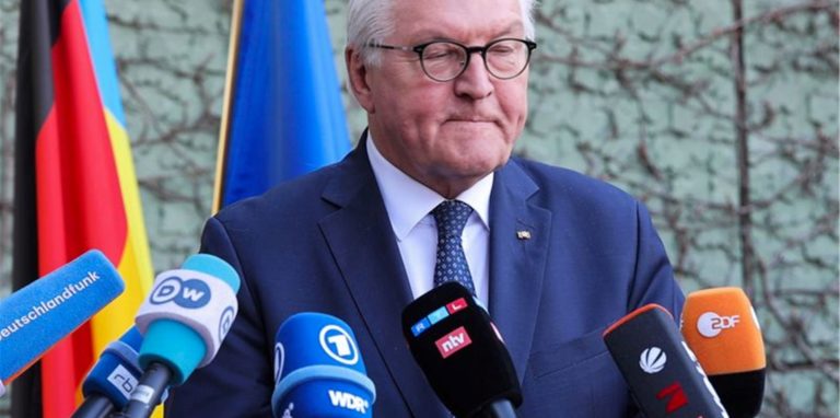 Bundespräsident Frank-Walter Steinmeier gibt in der deutschen Botschaft vor Pressevertretern eine Erklärung zur Reiseabsage nach Kiew.
