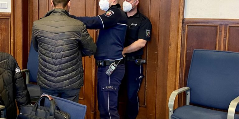Der Angeklagte im Fall des Messerangriffs im Fröndenberger Himmelmannpark durfte die Quarantäne verlassen. Der Prozess vor dem Landgericht konnte damit am Mittwoch (13. April) fortgesetzt werden.