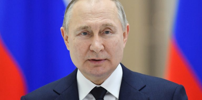 Das von der staatlichen russischen Nachrichtenagentur Sputnik über AP veröffentlichte Bild zeigt Wladimir Putin, Präsident von Russland, der während seines Besuchs des Kosmodroms Wostotschny eine Rede in einer Raketenmontagehalle hält.