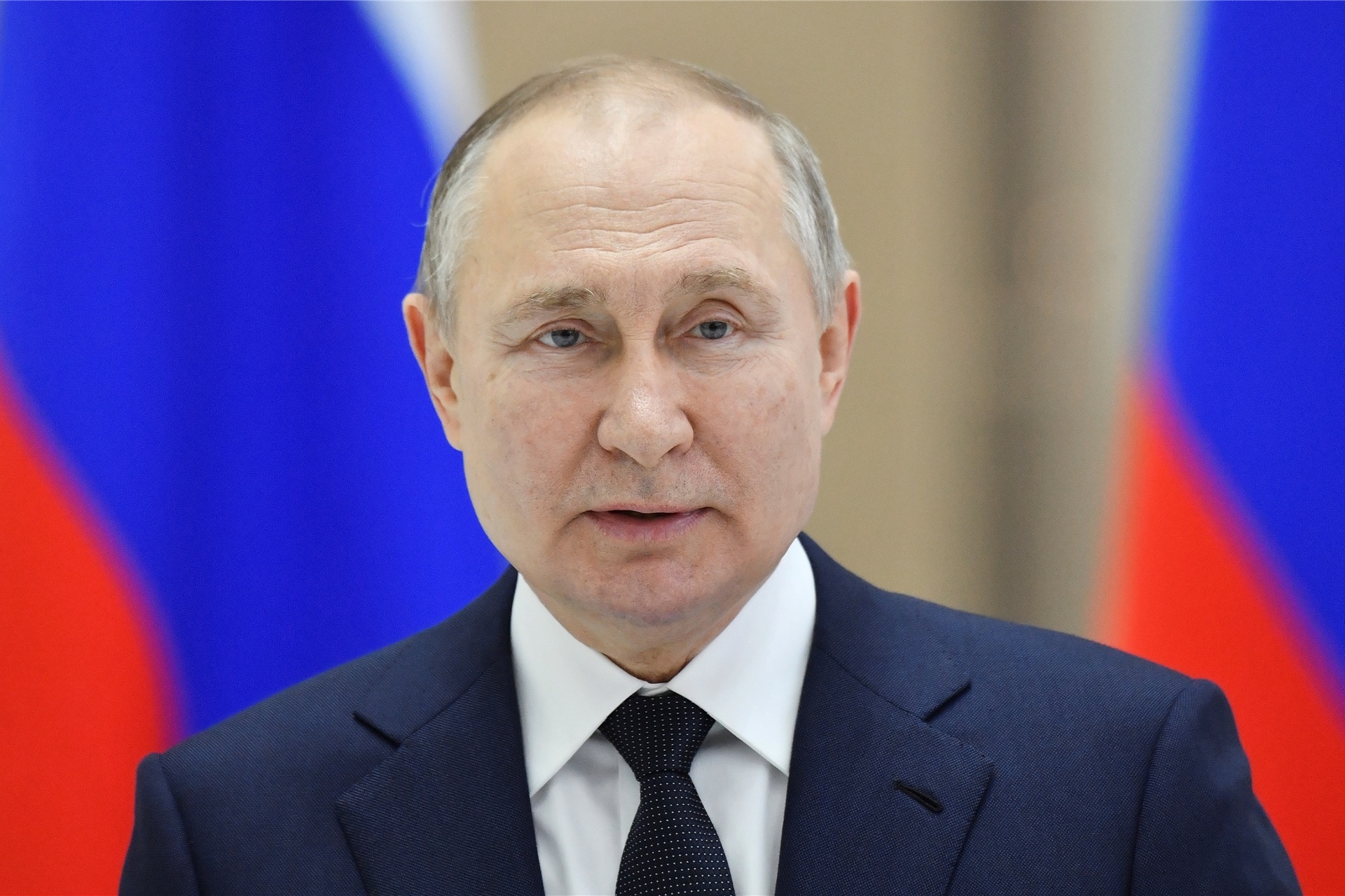 Das von der staatlichen russischen Nachrichtenagentur Sputnik über AP veröffentlichte Bild zeigt Wladimir Putin, Präsident von Russland, der während seines Besuchs des Kosmodroms Wostotschny eine Rede in einer Raketenmontagehalle hält.
