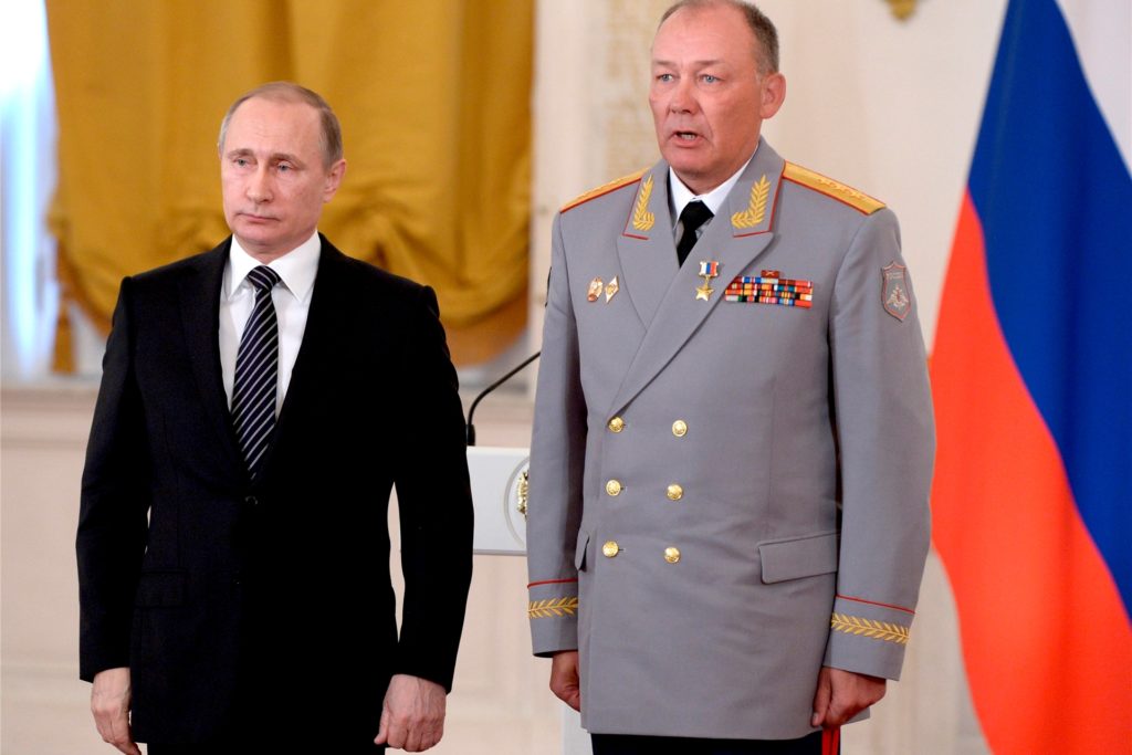 Auf diesem Foto vom 17.03.2016 steht Wladimir Putin (l), Präsident von Russland, mit Generaloberst Alexander Dwornikow während einer Ernennungszeremonie im Moskauer Kreml. Auf diesem Foto vom 17.03.2016 steht Wladimir Putin (l), Präsident von Russland, mit Generaloberst Alexander Dwornikow während einer Ernennungszeremonie im Moskauer Kreml.