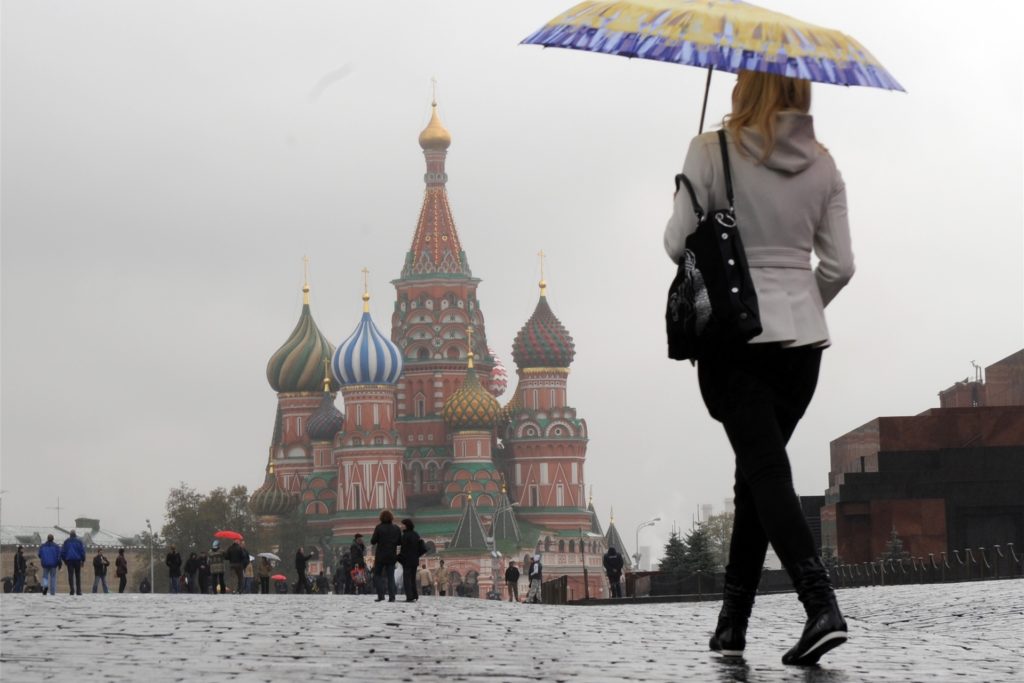 Eine Passantin gehen am Freitag (09.10.2009) in der russischen Hauptstadt Moskau im strömenden Regen über den Roten Platz (im Hintergrund die Basiliuskathedrale). Eine Passantin gehen am Freitag (09.10.2009) in der russischen Hauptstadt Moskau im strömenden Regen über den Roten Platz (im Hintergrund die Basiliuskathedrale).