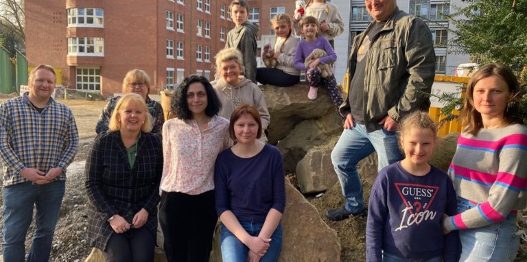 Gruppenbild mit Helferinnen und Helfern am Joho. Julia Voroniuk (r.), Irina Zastavniuk (vorn, 2.v.l.) und Olga Hurowska (3.v.l.) sind froh, ihre Kinder bei sich zu haben.