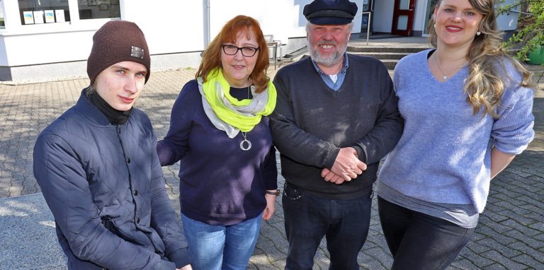 Ukraine-Flüchtling Nikita (l.,17) erfährt große Unterstützung durch die Ev. Gemeinde Kamen. Roswitha Flüß, Pfarrer Karl-Ulrich Poth und Ann-Katrin Flüß (v.l.) leisten tatkräftige Hilfe zusammen mit vielen weiteren Akteuren aus Kamen.
