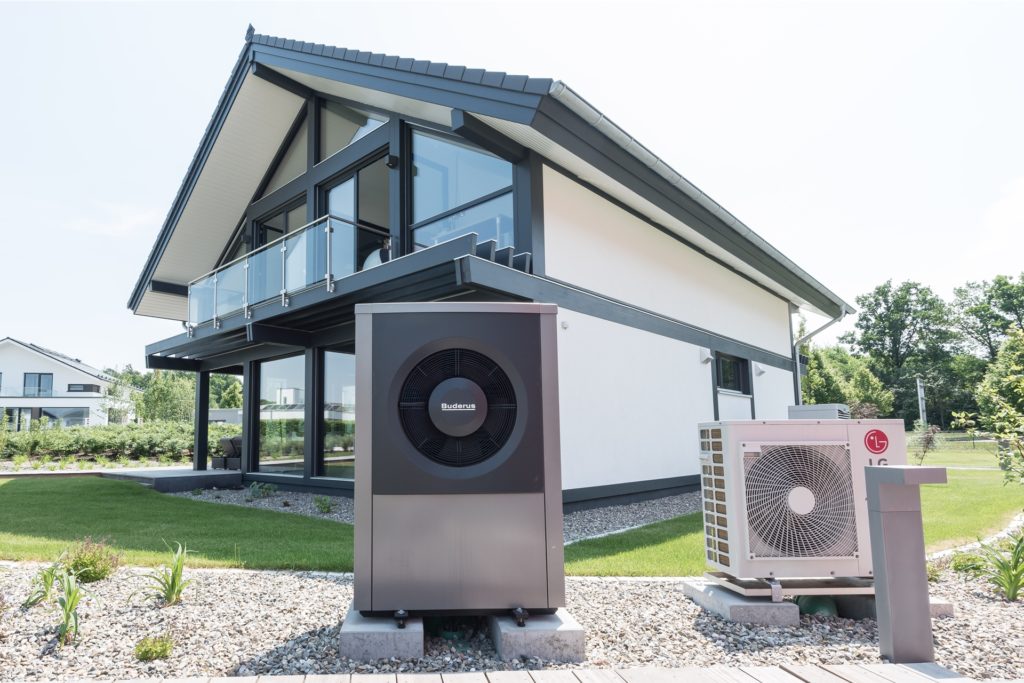 Wärmepumpen sind in privaten Neubauten der neue Heizungsstandard. Für Altbauen sind sie aber noch nicht immer das richtige. Wärmepumpen sind in privaten Neubauten der neue Heizungsstandard. Für Altbauen sind sie aber noch nicht immer das richtige.