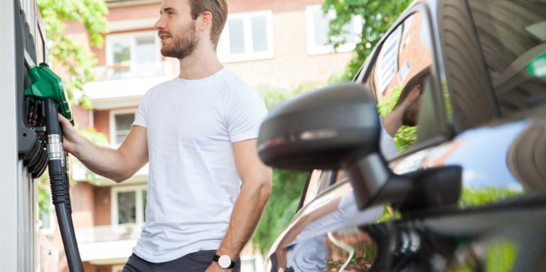 Der Weg zur Tankstelle ist für viele Autofahrer ein schwerer Gang. Nach einer zwischenzeitlichen Entspannung dürften die Spritpreise bald wieder steigen.