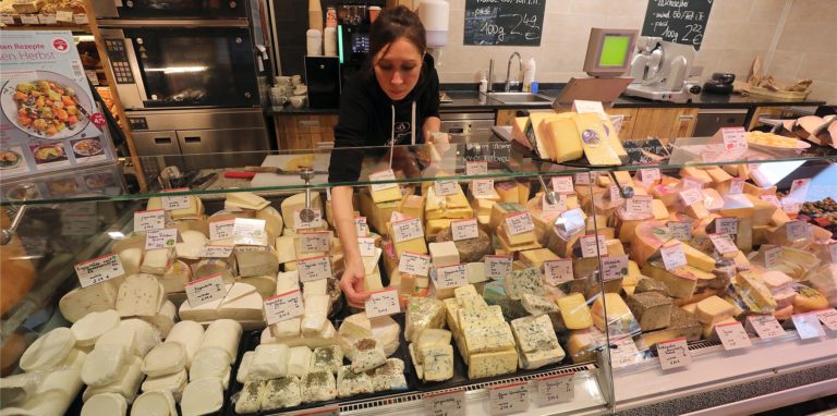 In einem Käse, der auch in NRW verkauft wird, sind Listerien gefunden worden. (Symbolbild)
