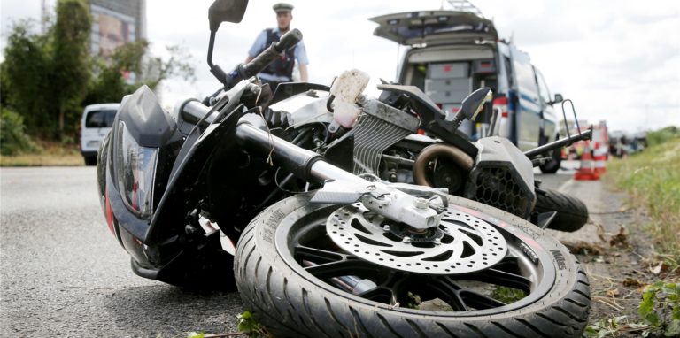 Bei einem Unfall in Bönen (Symbolbild) wurde ein Motorradfahrer schwer verletzt. Das Wendemanöver eines 50-jährigen Manns aus Kamen war laut Polizei Ausgangspunkt des Unfalls.