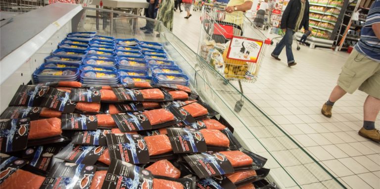 Ein Fröndenberger Ladendieb warf mit einem Lachs aus der Tiefkühltruhe auf einen Mitarbeiter aus einem Supermarkt.