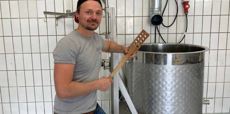 Daniel Lessig braut Bier in seiner Brauwerkstatt