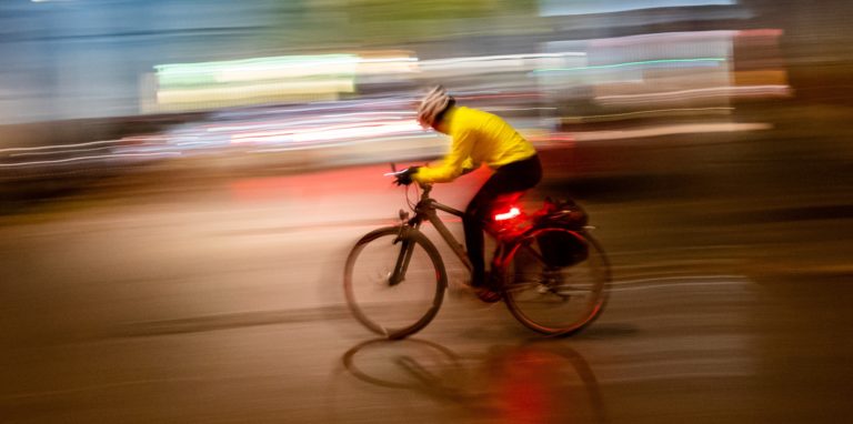 Radler, Skater und Jogger dürfen sich auf beleuchtete Sportstrecke in Menden freuen (Symbolbild).
