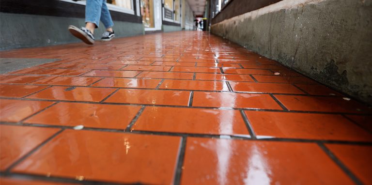 Der Gehweg an der Rathaus-Apotheke verläuft teilweise über historische Kellergewölbe. Weil dort Feuchtigkeit eindringt, muss das Pflaster erneuert werden.