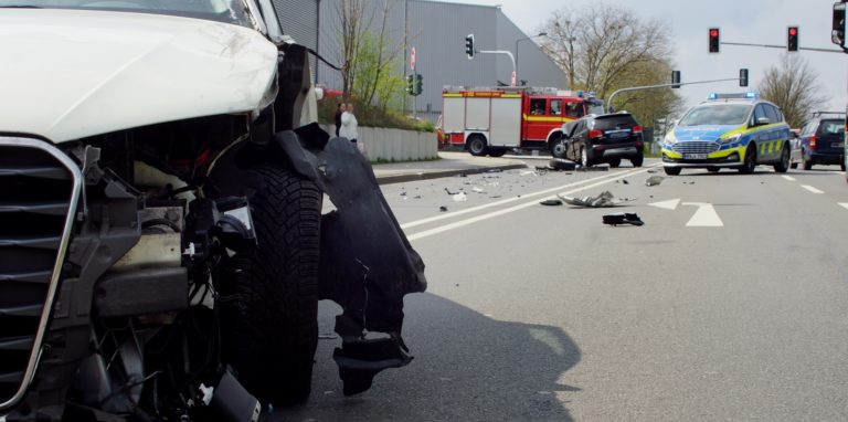 Unfall an der Hansastraße in Unna: Dieser Audi kollidierte mit einem Kia (im Hintergrund). Die Fahrzeuge wurden stark beschädigt. Schwer verletzt wurde zum Glück niemand.