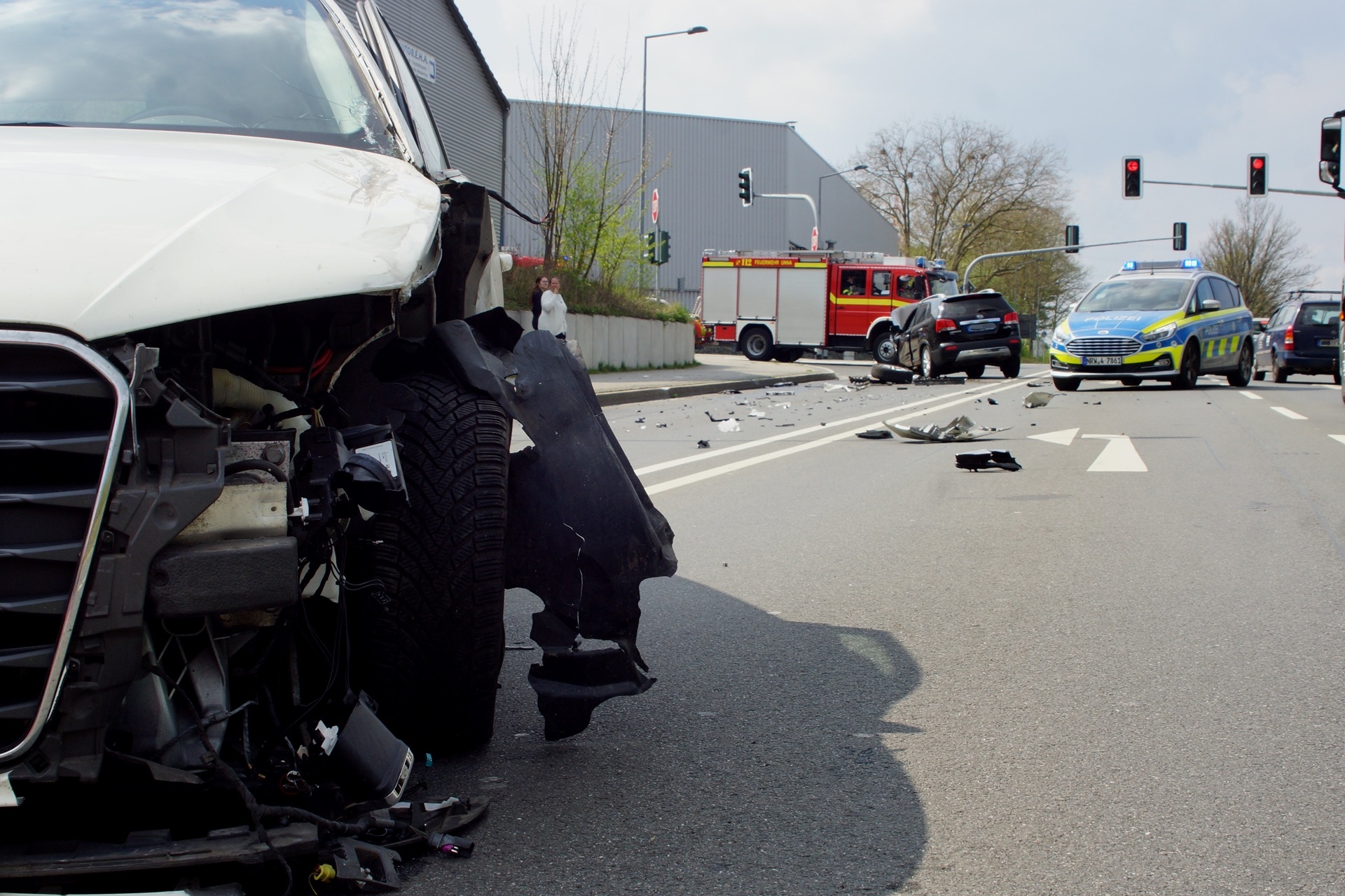 Unfall an der Hansastraße in Unna: Dieser Audi kollidierte mit einem Kia (im Hintergrund). Die Fahrzeuge wurden stark beschädigt. Schwer verletzt wurde zum Glück niemand.