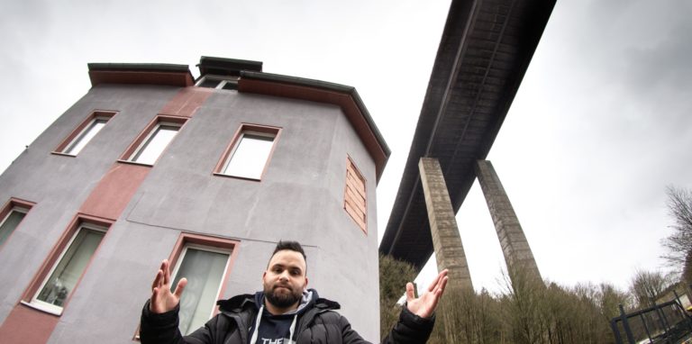Ersan Acar steht vor seinem Haus, das unter der maroden A45-Brücke Rahmede steht. Seit 2010 lebt er hier. Nun soll die Brücke gesprengt werden. Er ist einer von vielen in der Region, die Nöte haben. (Symbol-/Archivbild)