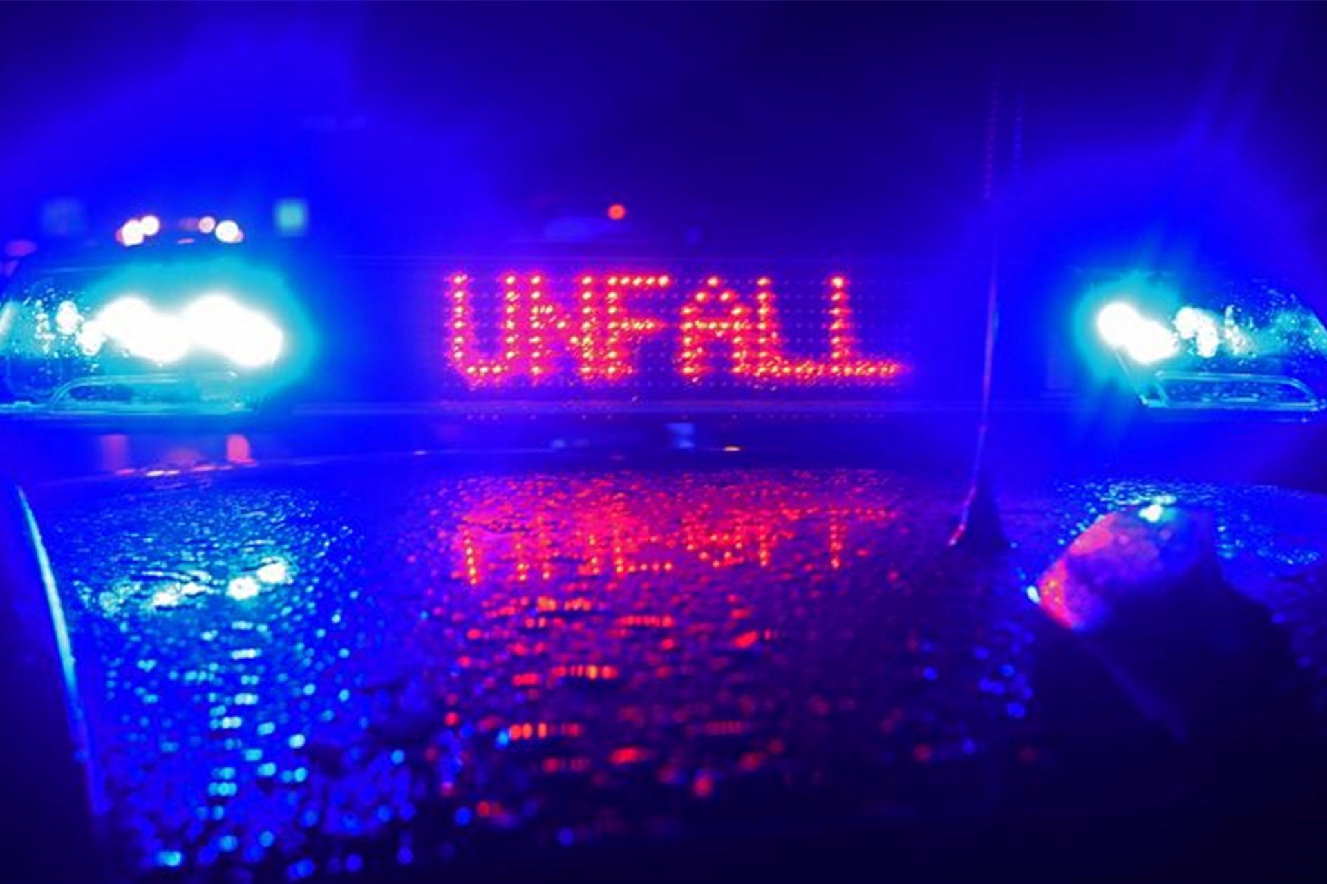 Ein Einsatzwagen der Polizei steht an einer Unfallstelle.