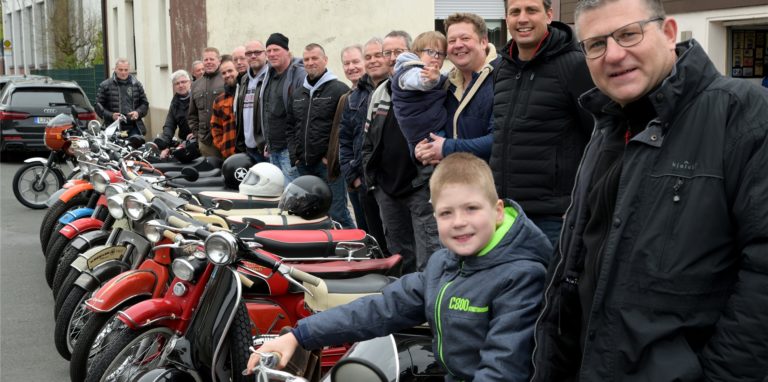 Zwei Mal im Jahr organisiert der Lüner Thomas Stachowitz (vierter von rechts) einen besonderen Ausflug. Seine alten Sammlerstücke, Mopeds und Roller aus den 50er bis 80er Jahren dürfen dann auf die Straße.