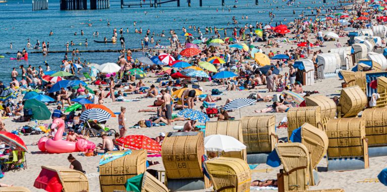 Zahlreiche Menschen tummeln sich am Timmendorfer Strand: Wird der Corona-Sommer wieder entspannt?