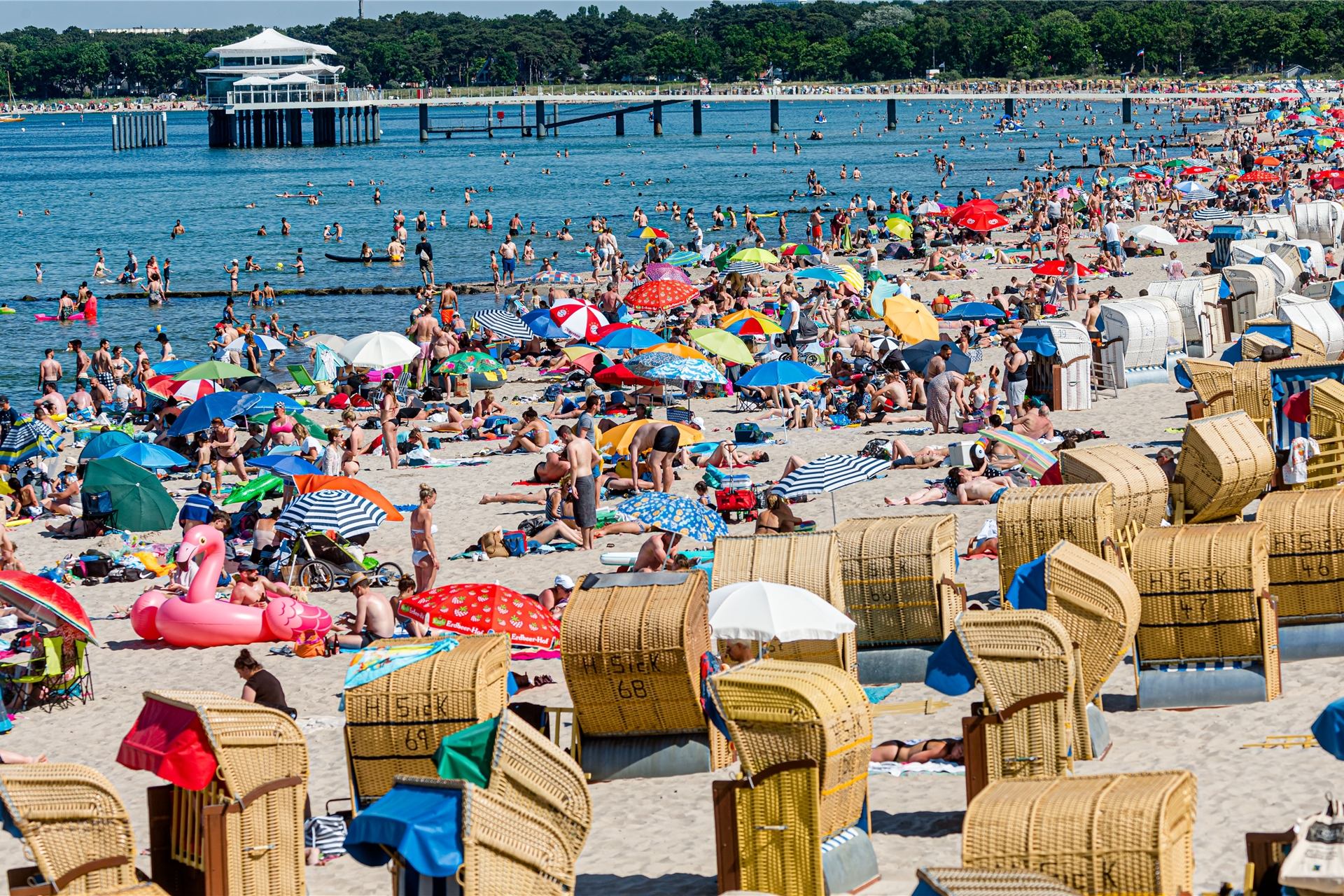 Zahlreiche Menschen tummeln sich am Timmendorfer Strand: Wird der Corona-Sommer wieder entspannt?