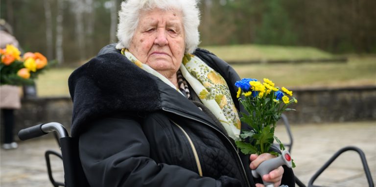 Anastasia Gulej aus Kiew besucht die Gedenkstätte des Konzentrationslager Berge-Belsen. Die Überlebende der Lager Auschwitz, Buchenwald und Bergen-Belsen musste im hohen Alter vor dem Krieg aus der Ukraine nach Deutschland fliehen.