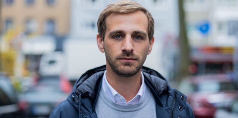 Jens Kleefeld steht in einer Straße in der Nähe seiner Düsseldorfer Wohnung. Kleefeld war am Tag der Messerattacke für die Hochzeit eines Freundes nach Würzburg gereist und wurde unmittelbar Zeuge der Tat.