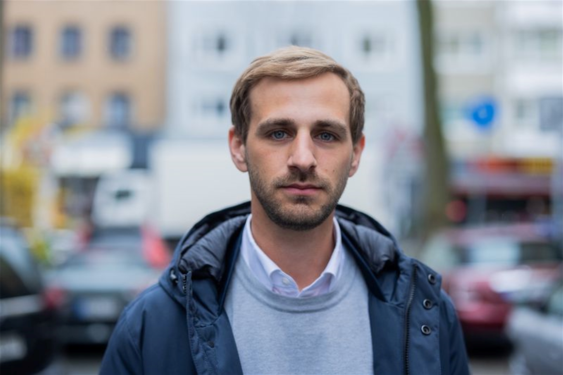 Jens Kleefeld steht in einer Straße in der Nähe seiner Düsseldorfer Wohnung. Kleefeld war am Tag der Messerattacke für die Hochzeit eines Freundes nach Würzburg gereist und wurde unmittelbar Zeuge der Tat.