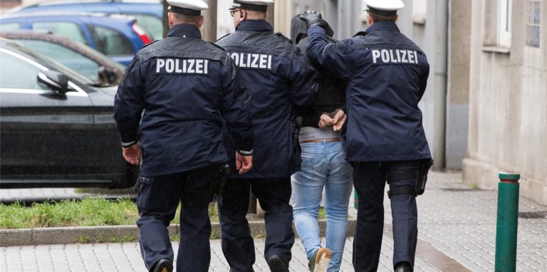 Polizisten nehmen einen Mann fest