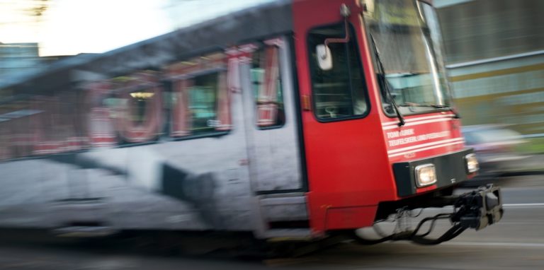 Eine Straßenbahn der Linie U79 fährt am 07.11.2014 durch Düsseldorf (Nordrhein-Westfalen).