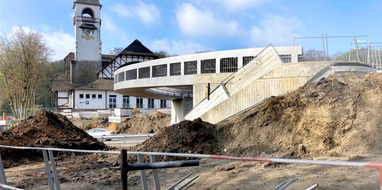 Eine äußerst aufwendige Metallkonstruktion haben sich die Planer der Fußgängerbrücke am Freischütz für das Geländer ausgedacht. Es ist immer noch nicht fertiggestellt.