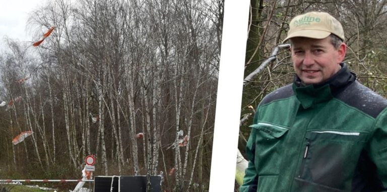 Waldbesitzer Dieter Kuhne ist empört: Im Februar hat der Orkan Plastikmüll in ein Naturschutzgebiet an der Frydagstraße geweht. Eine betroffene Firma will den Plastikmüll aber nicht aus den Bäumen holen. Betroffen ist auch ein Grundstück der Stadtwerke Lünen.