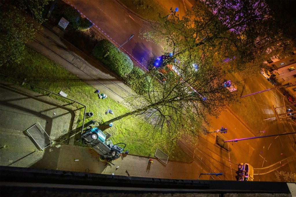 Der VW Golf stürzte rund 15 bis 18 Meter tief aus einem Parkhaus in Essen-Borbeck. Zwei Jugendliche starben.