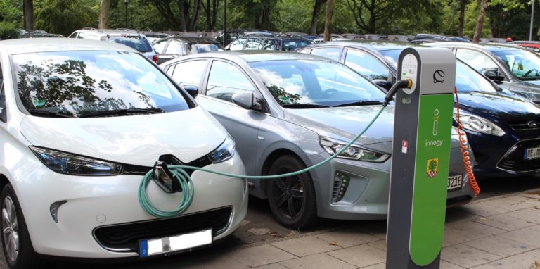 Auf dem Parkplatz neben dem Edeka-Markt an der Kirchstraße befindet sich eine von bisher vier öffentlichen E-Ladesäulen in Holzwickede. Seit 2021 ist sie am stärksten frequentiert.